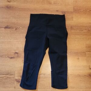 Lululemon Argletica Capri Leggings Size 6
